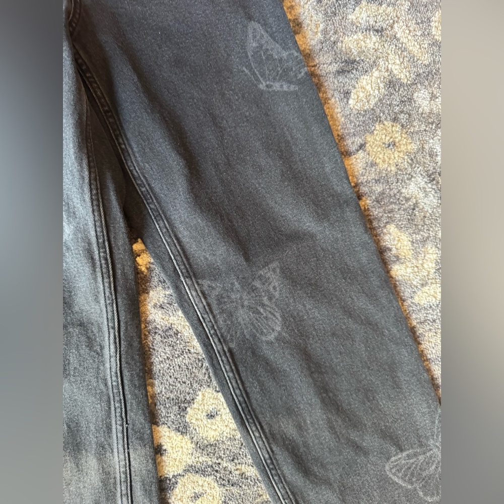 Hollister High-Waisted Black Jeans with Butterfly Print - Picture 4 of 12